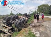 Truk Tronton Bermuatan 69 Ton Besi Terguling di Wonoayu, Diduga Akibat Sopir Tak Kuasai Medan