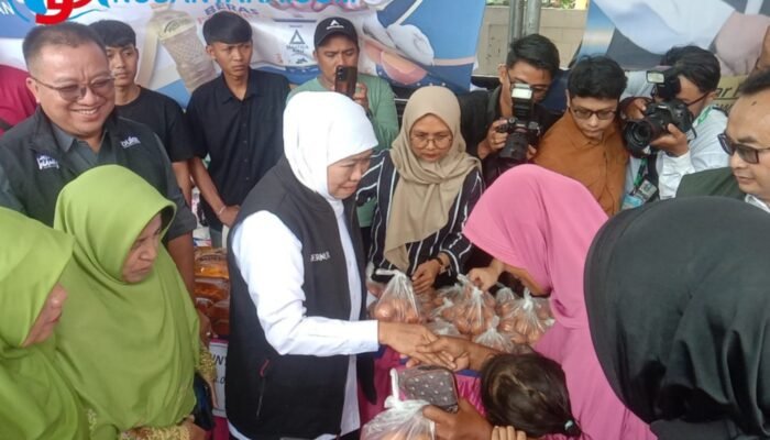 Kendalikan Inflasi, Khofifah Tinjau Langsung Pasar Murah di Banjarsari Gresik