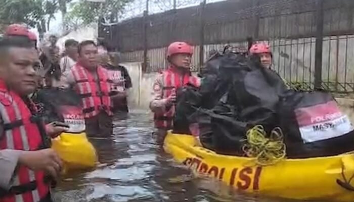 Polri Kerahkan 132 Personel dan Dapur Lapangan Brimob Atasi Banjir 1,5 Meter di Cakung