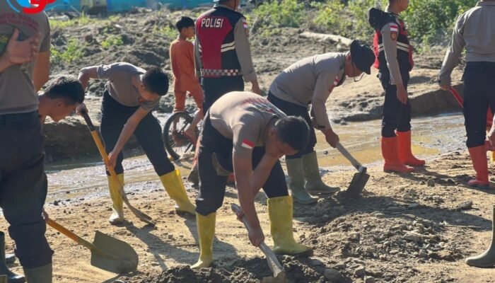 Pasca Banjir Bandang Agam, Tim SAR Resimen II Pelopor Bersihkan Material Lumpur di Palembayan