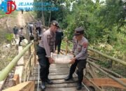 Respons Cepat Viral Jembatan Rusak, Polres Pamekasan Salurkan Bantuan Material di Palengaan Daya