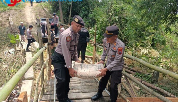 Respons Cepat Viral Jembatan Rusak, Polres Pamekasan Salurkan Bantuan Material di Palengaan Daya