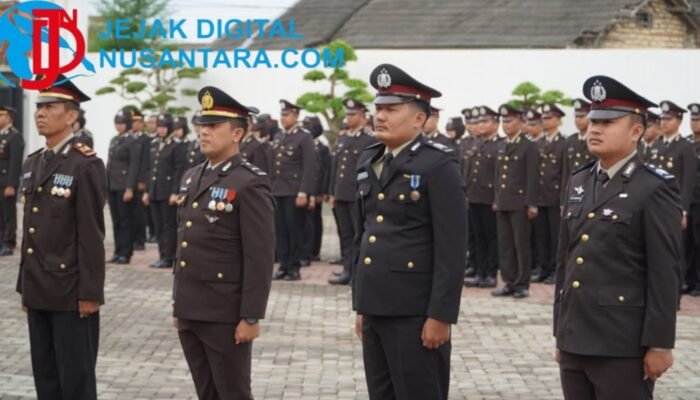 74 Personel Polres Pamekasan Menerima Tanda Kehormatan Satyalancana Pengabdian 