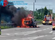Mobil Hangus Terbakar di Gerbang Tol Belahanrejo Gresik, Lalin Sempat Lumpuh