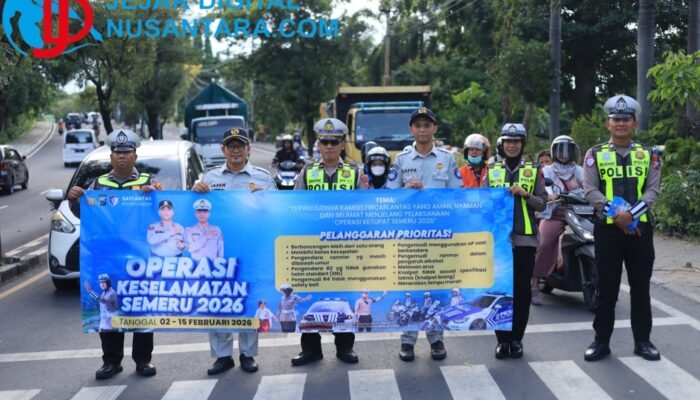 Apresiasi Pengendara Tertib, Satlantas Polres Gresik Bagi-Bagi Cokelat di Kawasan GKB