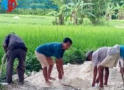 Warga Krampon Iuran Perbaiki Jalan Poros, Bentuk Protes Atas Absennya Perhatian Pemerintah