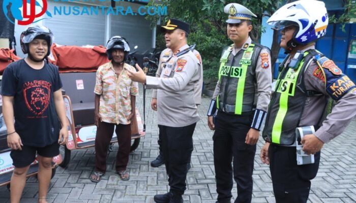 Aksi Humanis Operasi Keselamatan Semeru, Kapolres Gresik Bagikan Helm Gratis Pengemudi Becak Listrik