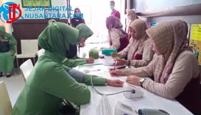 Peringati HUT ke-80, Persit KCK Cabang XLVIII Kodim 0829 Gelar Deteksi Dini Kesehatan Jantung