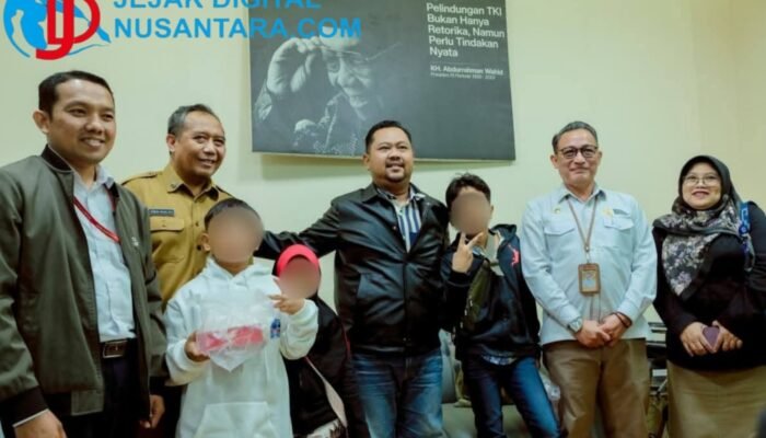 Negara Hadir, Bupati Gresik Jemput Langsung Tiga Anak PMI dari Malaysia