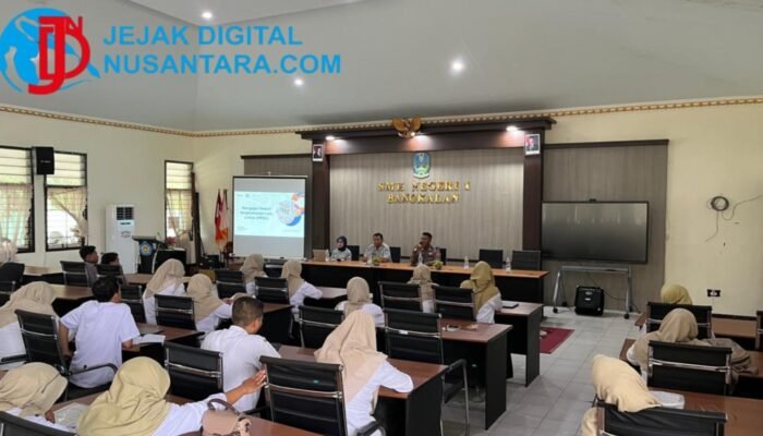 Sasar Milenial, Satlantas Polres Bangkalan Bagikan Helm Gratis di SMKN 1 Bangkalan