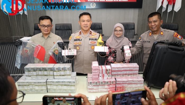 Tipu Warga dengan Koper Berisi Uang Palsu, Dua Pria Diringkus Polres Trenggalek