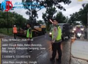 Pastikan Kelancaran Proyek Tambal Sulam Aspal, Polsek Jrengik Siaga Amankan Arus Lalin di Bancelok