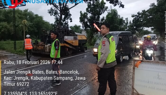 Pastikan Kelancaran Proyek Tambal Sulam Aspal, Polsek Jrengik Siaga Amankan Arus Lalin di Bancelok