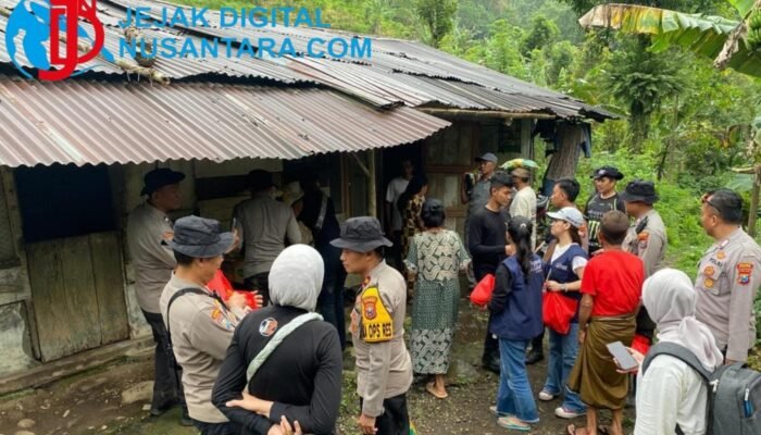 Tembus Medan Ekstrem, Polres Jember Salurkan Bansos ke Pelosok Sukorambi