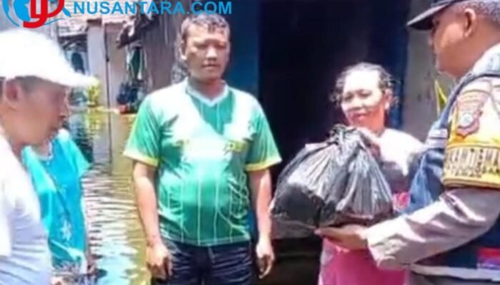 Polresta Sidoarjo Gerak Cepat Salurkan Bantuan Sembako bagi Korban Banjir di Tanjungsari