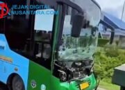 Bus Trans Jatim Ringsek Tabrak Truk Trailer di Sidayu Gresik, Lalu Lintas Macet Parah