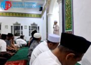 Kekhusyukan Ramadhan di Pendopo Sampang: Jemaah Musholla Asykarul Muttaqin Doakan H. Slamet Junaidi yang Sedang Umroh