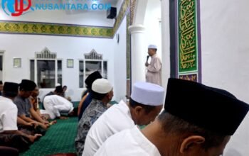 Kekhusyukan Ramadhan di Pendopo Sampang: Jemaah Musholla Asykarul Muttaqin Doakan H. Slamet Junaidi yang Sedang Umroh