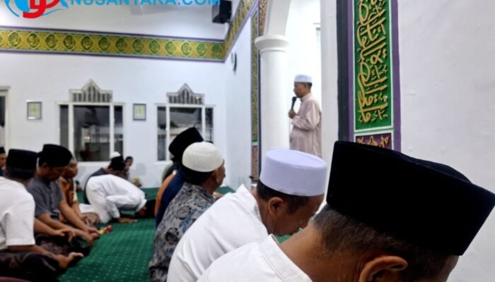 Kekhusyukan Ramadhan di Pendopo Sampang: Jemaah Musholla Asykarul Muttaqin Doakan H. Slamet Junaidi yang Sedang Umroh