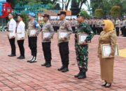 Sinergi Jogo Gresik: Kapolres Beri Penghargaan 17 Polisi dan 2 Warga atas Pengungkapan Kasus Menonjol