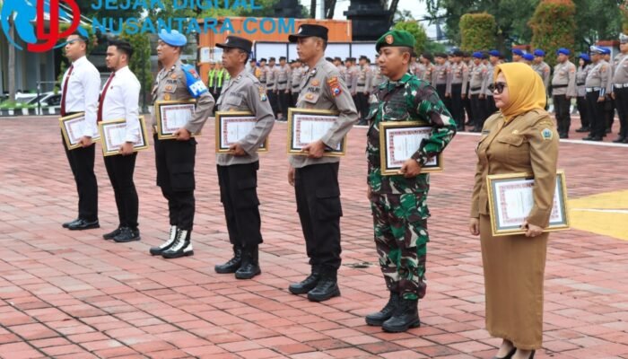 Sinergi Jogo Gresik: Kapolres Beri Penghargaan 17 Polisi dan 2 Warga atas Pengungkapan Kasus Menonjol