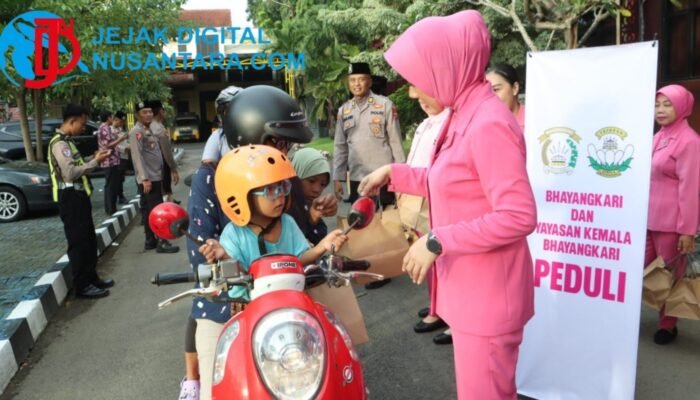 Sapa Pengguna Jalan, Polres Bangkalan dan Bhayangkari Bagikan Ratusan Paket Takjil