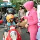 Sapa Pengguna Jalan, Polres Bangkalan dan Bhayangkari Bagikan Ratusan Paket Takjil