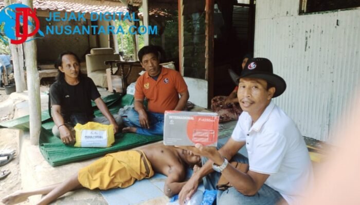 Tepati Janji, Aliansi Wartawan Sampang Beri Bantuan Radio dan Sembako untuk Muhlis