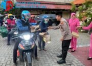 Mempererat Silaturahmi, Polsek Kebomas Gandeng Media Bagikan Ratusan Takjil
