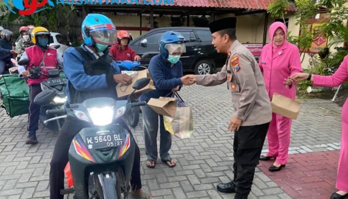 Mempererat Silaturahmi, Polsek Kebomas Gandeng Media Bagikan Ratusan Takjil