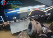 Diduga Sopir Mengantuk, Truk Tangki Solar Terjun ke Sungai Pageruyung Mojokerto