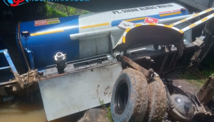 Diduga Sopir Mengantuk, Truk Tangki Solar Terjun ke Sungai Pageruyung Mojokerto