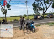 Gagal Menyalip, Pengendara Vario Hantam Innova di Jrengik Sampang