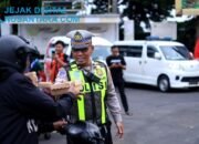 Sinergi Ramadan, Satlantas Polres Gresik dan Driver Ambulans Gelar Aksi Simpatik di Depan Kantor Bupati