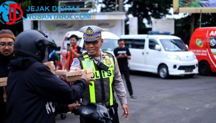 Sinergi Ramadan, Satlantas Polres Gresik dan Driver Ambulans Gelar Aksi Simpatik di Depan Kantor Bupati