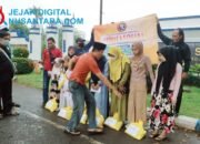 Tak Surut Diguyur Hujan, Aliansi Wartawan Sampang (AWAS) Santuni Anak Yatim di Alun-Alun Trunojoyo