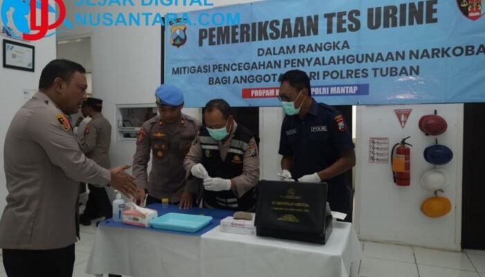 Wujudkan Institusi Bersih, Kapolres Tuban Pimpin Tes Urine Mendadak bagi Pejabat Utama dan Kapolsek