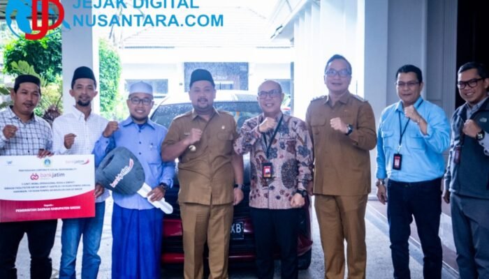Apresiasi CSR Bank Jatim, Bupati Yani Serahkan 3 Mobil CSR ke Pondok Pesantren dan GP Ansor Bawean