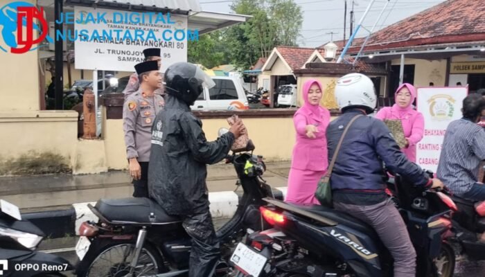 Sinergi dan Berkah Ramadan, Polsek Sampang Kota Bersama Bhayangkari Tebar Kebaikan Lewat Aksi Bagi Takjil