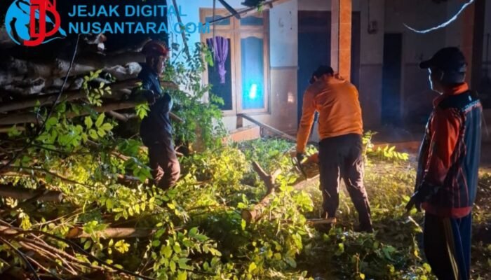 Camplong Dilanda Cuaca Ekstrem, Puluhan Rumah Rusak dan Akses Jalan Sempat Lumpuh Total