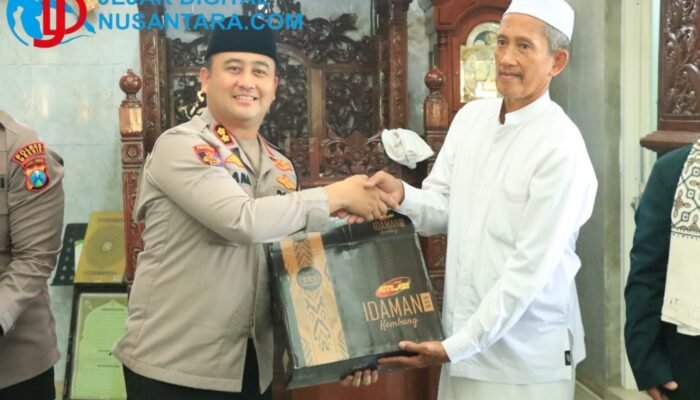 Kapolres Gresik Sholat Jumat di Masjid Ainul Yaqin Wringinanom, Ajak Warga Jaga Kamtibmas Selama Ramadan