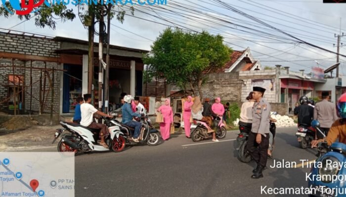 Polsek Torjun Tebar Kebaikan di Bulan Suci: 400 Paket Takjil Dibagikan untuk Pengendara
