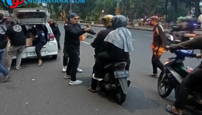 Sasar Pengguna Jalan, DPD YALPK Surabaya Tebar 1.000 Paket Buka Puasa di Jalan Genteng