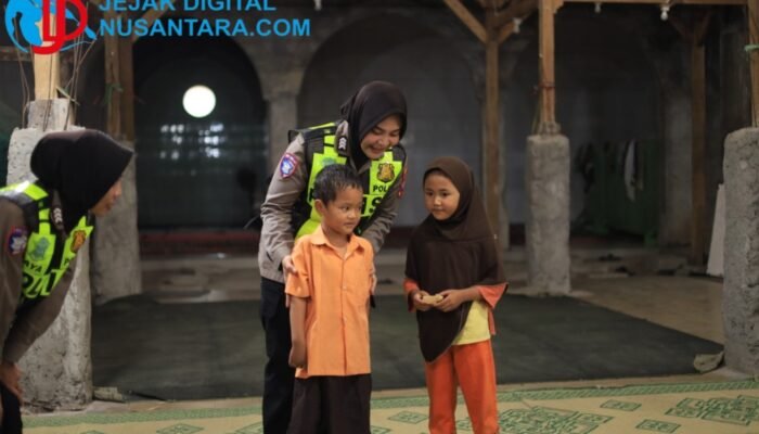 Gencarkan Keselamatan Jalan, Satlantas Polres Gresik Edukasi Santri Melalui ‘Police Goes to Pesantren’