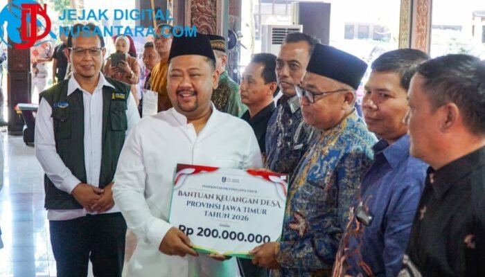 Khofifah dan Bupati Yani Salurkan Bansos Rp7,6 Miliar, Pastikan Stabilitas Pangan di Gresik