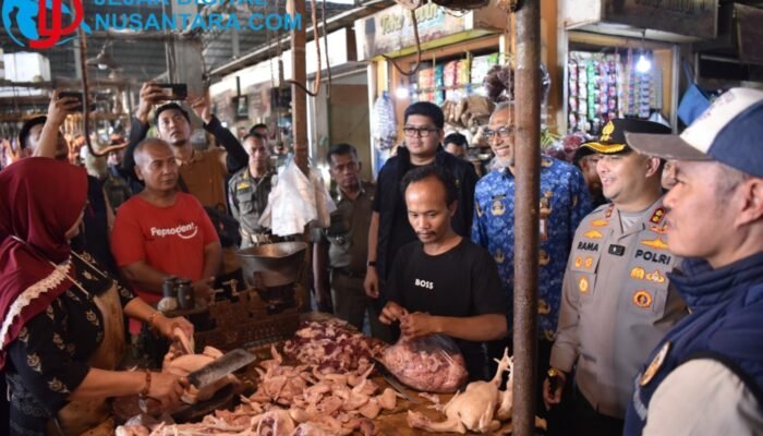 Kapolres Gresik Sidak Pasar, Sapa Pedagang dan Pastikan Stok Aman Jelang Idul Fitri 1447 H