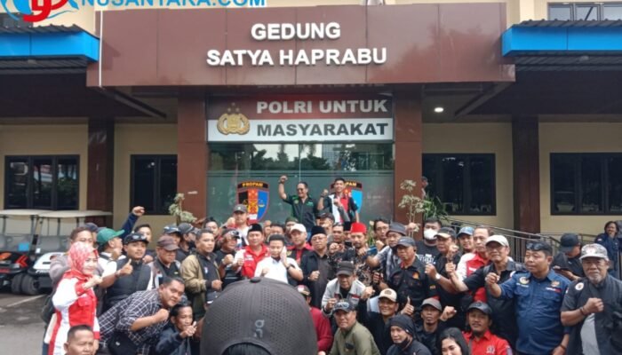 Aksi Solidaritas Jurnalis di Mapolda Jatim, Bongkar Dugaan Rekayasa Kasus Amir!”