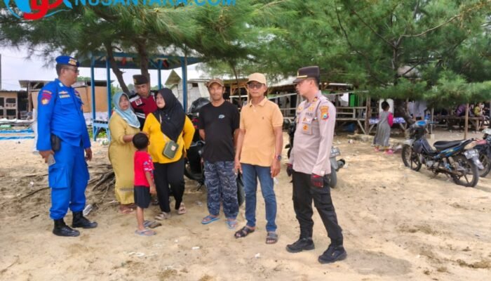 Jaga Keselamatan Pengunjung, Kapolsek Pademawu Berikan Himbauan Langsung di Pantai Jumiang
