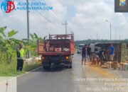 Diduga Mengantuk, Pick Up Bermuatan Petis Terguling di JLS Sampang