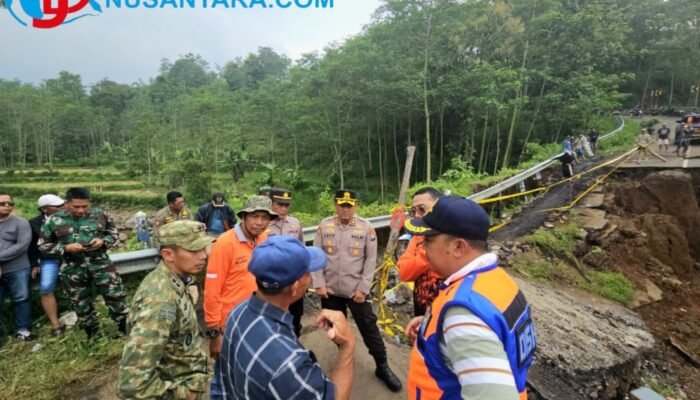 Jembatan Ambruk Diterjang Hujan, Akses Wisata Air Terjun Madakaripura Ditutup Total